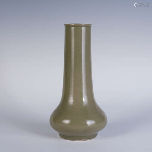 A CHINESE PORCELAIN TIANQIU VASE