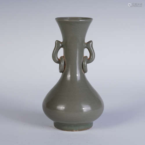 A CHINESE DOUBLE HANDLE  PORCELAIN VASE