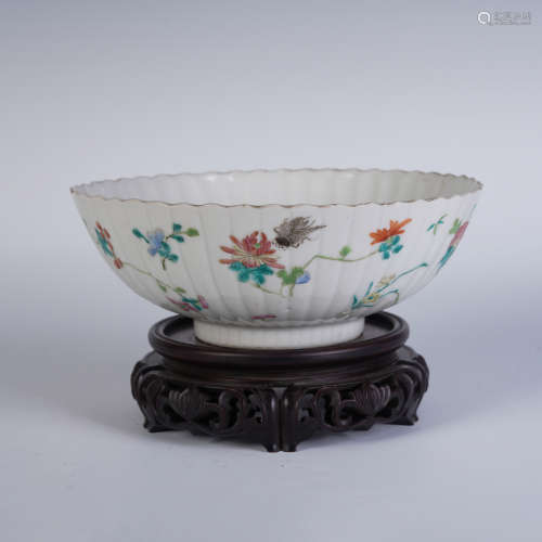 A CHINESE FAMILLE-ROSE  FLOWERS PATTERN BOWL