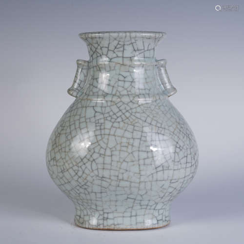 A CHINESE GE-TYPE DOUBLE HANDLE PORCELAIN VASE