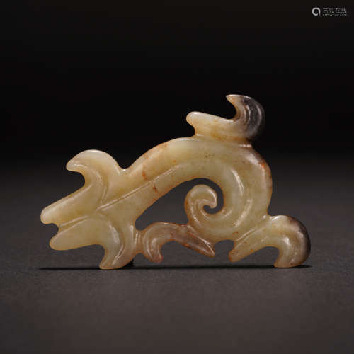 A CHINESE CARVED JADE PENDANT DESIGNED