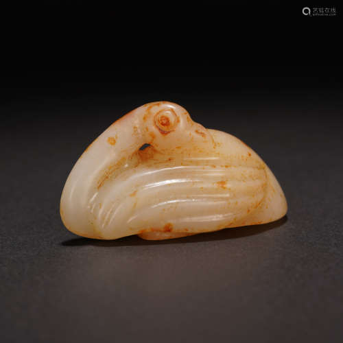 A CHINESE CARVEING JADE PENDANT DESIGNED WITH FOO-DOG
