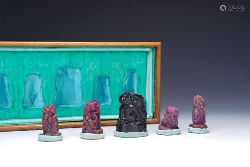 FIVE CHINESE CARVED RUBY SEALS WITH MACHING BOX