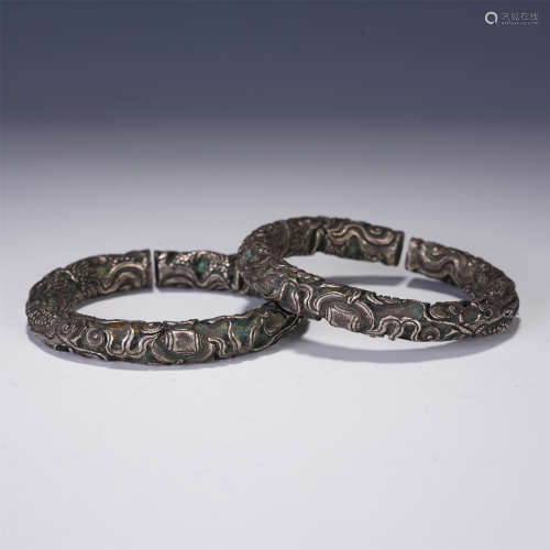 A PAIR OF CHINESE PURE SILVER CARVED BANGLES