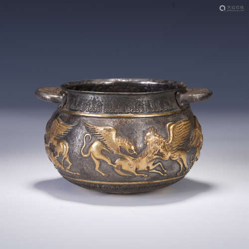 A CHINESE SIVLER GILT BRUSH WASHER WITH FOO-DOG PATTERN