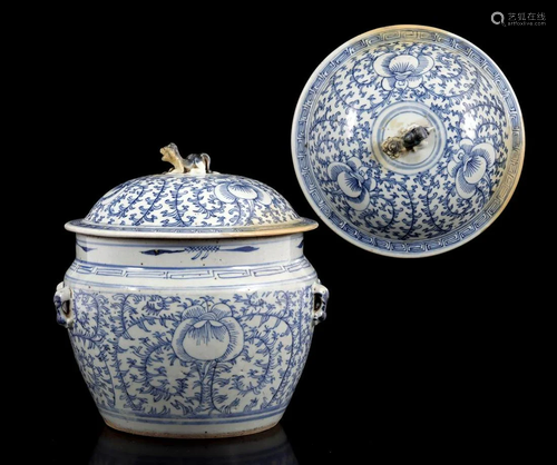 Chinese porcelain lidded pot with foo dog on lid