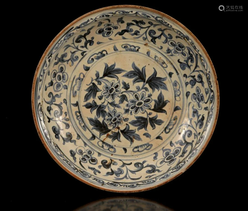 Chinese porcelain Swatow dish with floral decoration