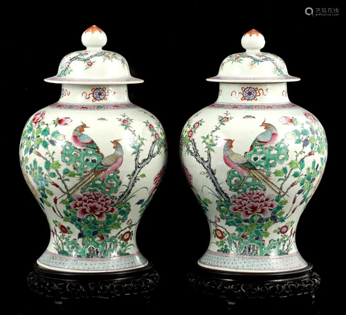 2 porcelain lidded vases with Famille Vert decoration