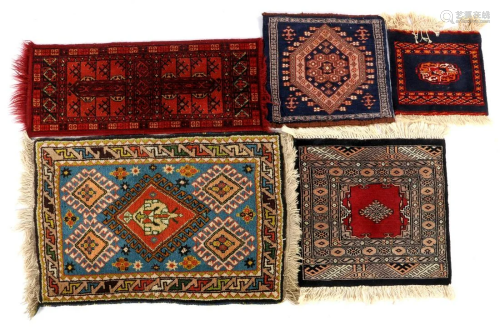 5 Wool rugs with oriental dÃ©cor