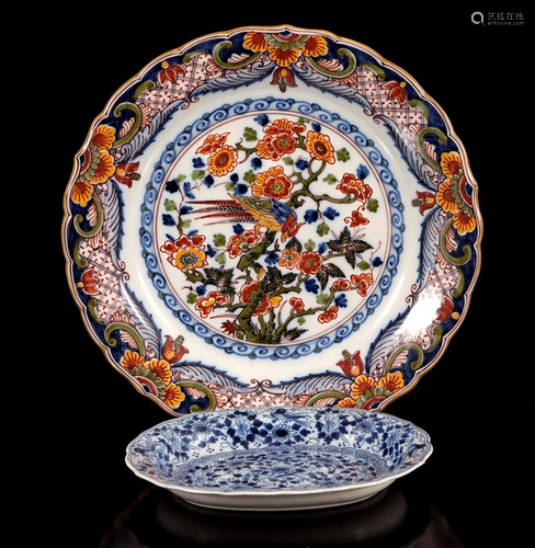 Tichelaar Makkum dish with polychrome flower decoration