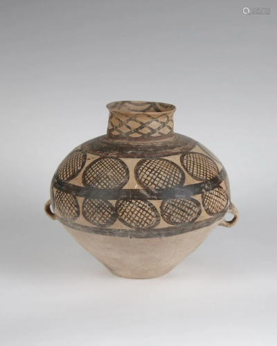 Arte Cinese A pottery jar decorated with geometric