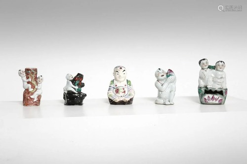 Arte Cinese Group of five enamelled porcelain figures