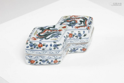 Arte Cinese A wucai porcelain box painted with dragons