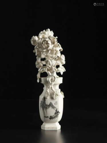 Arte Cinese An ivory incised vase surmonted by finely