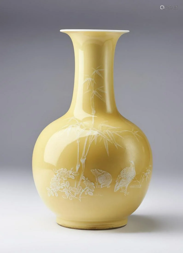 Arte Cinese A yellow glazed porcelain vase China, 20th