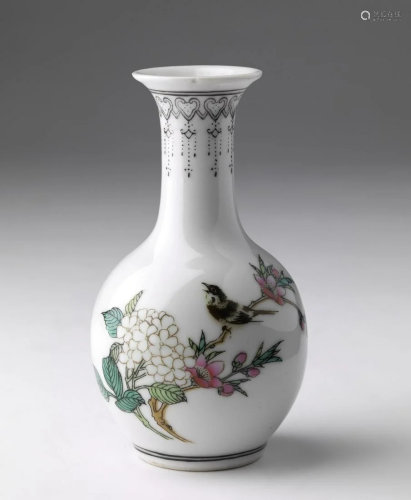 Arte Cinese A small falangcai vase decorated with