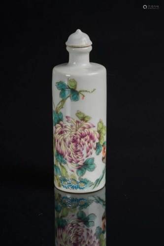 Arte Cinese A porcelain snuff bottle painted with bird