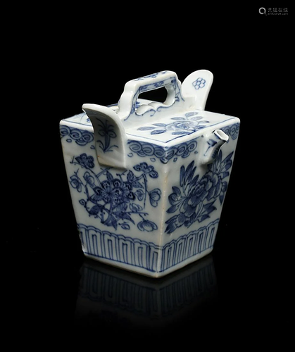 Arte Cinese A blue and white porcelain faceted teapot