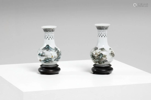 Arte Cinese Two small porcelain vases decorated with
