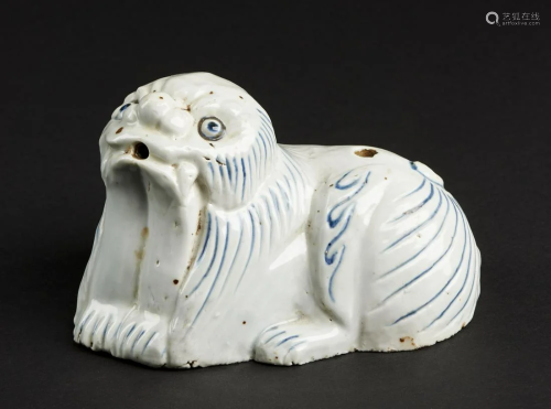 Arte Cinese A lion shaped pottery stick holder China,