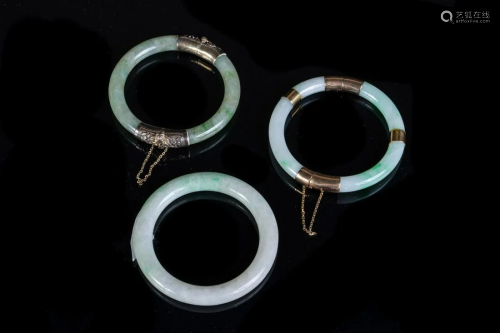 Arte Cinese Three jadeite bangles with gold or