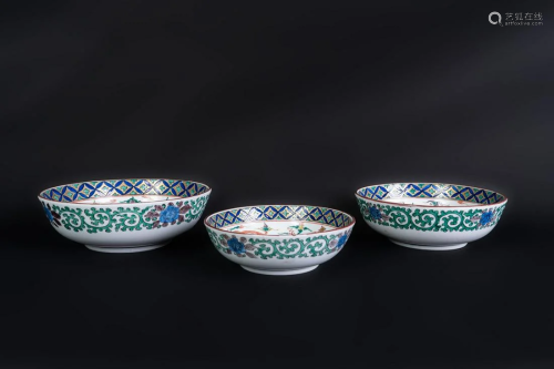 ARTE GIAPPONESE Three Imari pottery bowls decorated