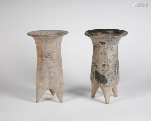 Arte Cinese Two earthenware tripod (li) vasesChina,