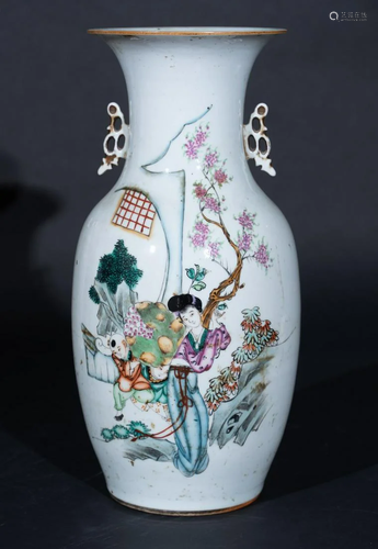 Arte Cinese A famille rose porcelain vase painted with