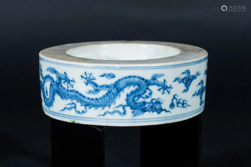 Arte Cinese A porcelain blue and white inkwell element