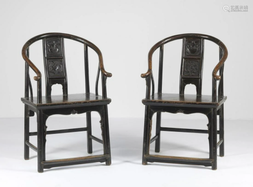 Arte Cinese A pair of wood horse shoe back armchairs