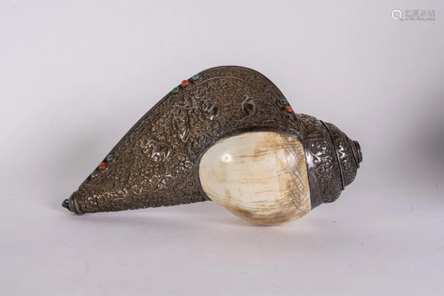 Arte Himalayana A ritual conch with silvered metal