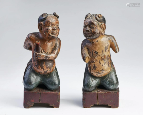 ARTE GIAPPONESE A pair of wood lacquered praying monks
