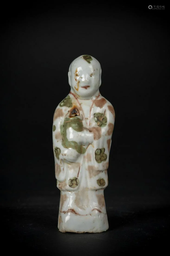 Arte Cinese An enamelled pottery figure of a boy