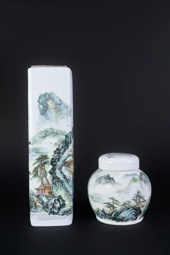 Arte Cinese Two porcelain vases painted with