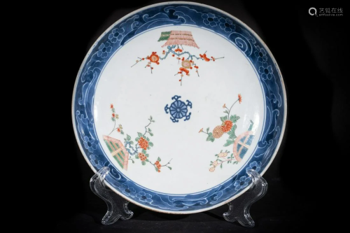 Arte Cinese A porcelain dish painted with polychrome