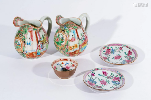 Arte Cinese A pair of Canton porcelain jugs, a cup and