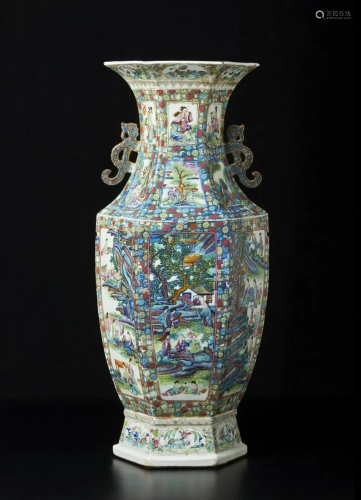 Arte Cinese A large hexagonal shaped Canton porcelain
