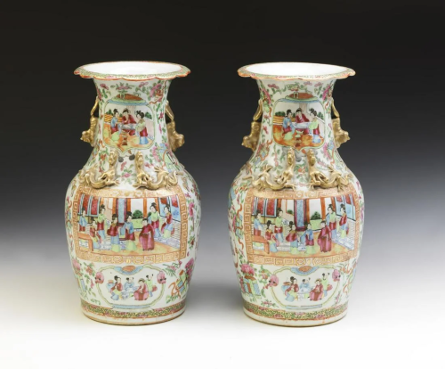 Arte Cinese A pair of Canton porcelain vases painted