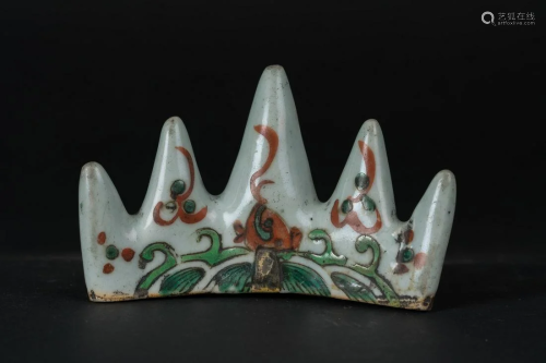 Arte Cinese A wucai porcelain brush rest painted with