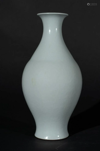 Arte Cinese A white glazed porcelain vase bearing a
