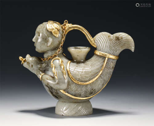 A CHINESE JADE CARVINAG DECORATION WITH GOLD MOUNTED