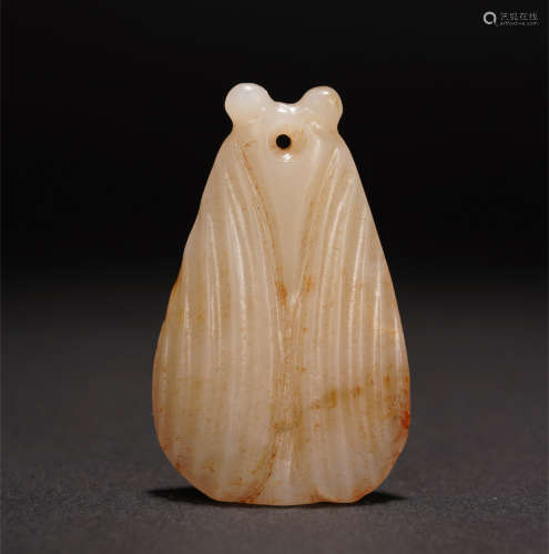 A CHINESE CARVEING JADE PENDANT DESIGNED WITH CICADA