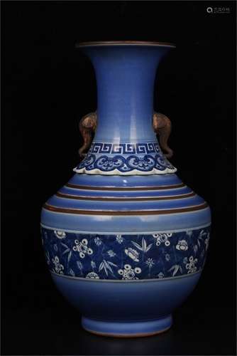 A Chinese Blue and White Porcelain Vase