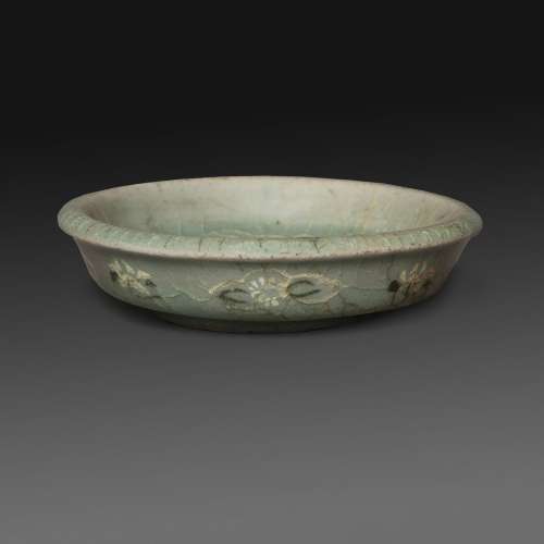 罕见的小杯裂纹青瓷桑干瓷器，外缘饰花。韩国，高丽时期，11-12世纪。(脚跟处有小刺)。罕见的青瓷相鉴瓷杯，韩国，高丽王朝，11-12世纪。DIAM：5厘米（2英寸）