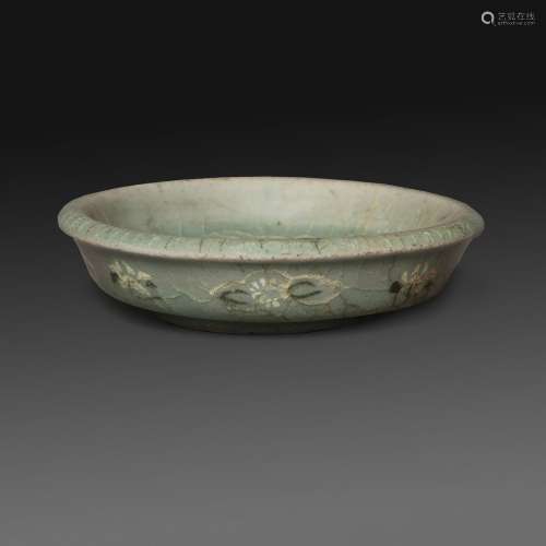 罕见的小杯裂纹青瓷桑干瓷器，外缘饰花。韩国，高丽时期，11-12世纪。(脚跟处有小刺)。罕见的青瓷相鉴瓷杯，韩国，高丽王朝，11-12世纪。DIAM：5厘米（2英寸）