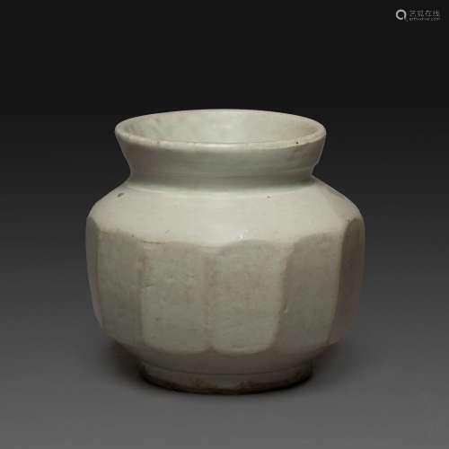 小花瓶白釉青瓷，装在小跟上，小跟上有一个琢磨的球状腹，开口处有一个加宽的小颈。韩国，朝鲜时期，15-16世纪。白色青瓷瓷瓶，韩国，朝鲜时期，15世纪至16世纪。顶部：11.5厘米(4.5英寸)注类似的作品发表在《韩国陶器与瓷器的彝族时期》、《贡普茨》上。