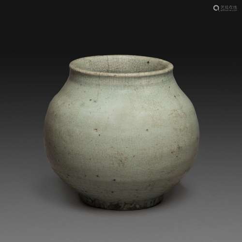 小花瓶淡绿釉裂纹陶瓷，球体装在小跟上。(两道裂缝穿过)。韩国，朝鲜时期，17-18世纪。青花瓷瓶，韩国，朝鲜时期，17世纪至18世纪。顶部：13厘米（5 1/8英寸）