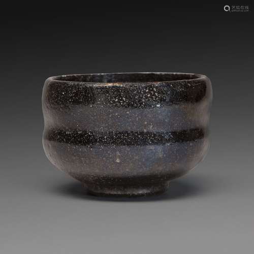 小型BOL RAKU瓷器中完全施以黑釉，小跟上的双曲壁。日本，18-19世纪。黑琺瑯陶瓷樂碗，日本，18-19世紀。5.7 CM (2 1/4 IN.) - 直径。8,2 CM (3 1/4 IN.) - 直径 8,2 CM (3 1/4 IN.)