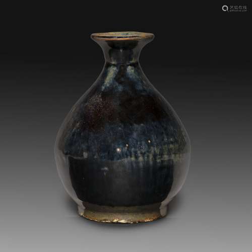 樽装花瓶瓷胎、褐釉。日本，明治时期。明治时期，日本，黑色珐琅彩花瓶。顶部：16.3厘米(6 7/16英寸)