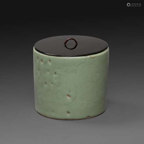 MIZUZASHI：茶叶罐青花瓷釉陶器，盖下刻花卷装饰。搭配黑色漆木盖。日本，19世纪。日本，19世纪的青花瓷水磨石。顶部：13.5 CM (5 5/16 IN.) - 宽。15.8厘米（6 1/4英寸）宽。